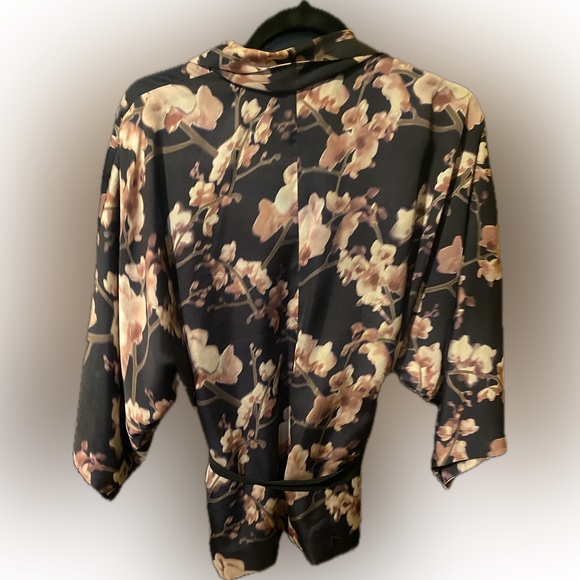 H&M - cherry blossom kimono - Picture 3 of 5